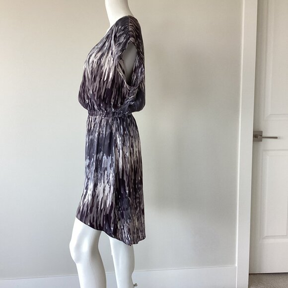 Grey Print V-neck Pullover Dress - Picture 2 of 6